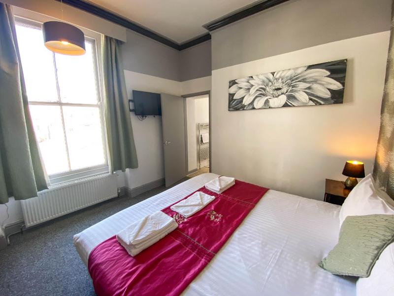 Double Room image 4