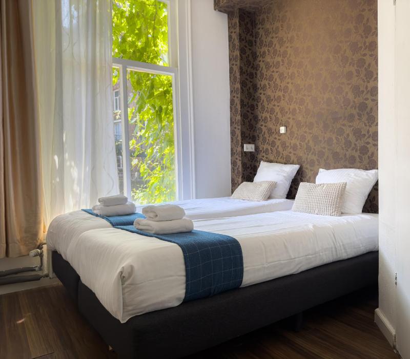 Small Twin Room image 2