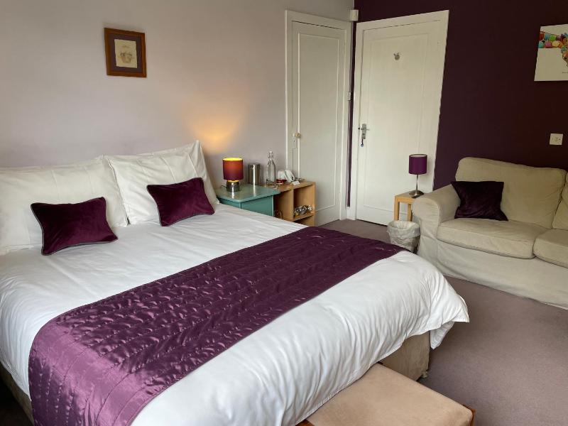 King Room with Private Bathroom image 4