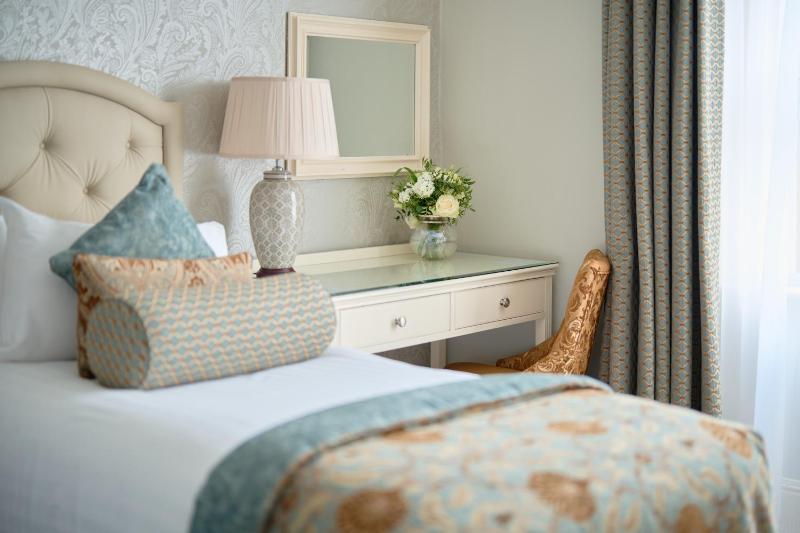 Classic Twin Room image 3