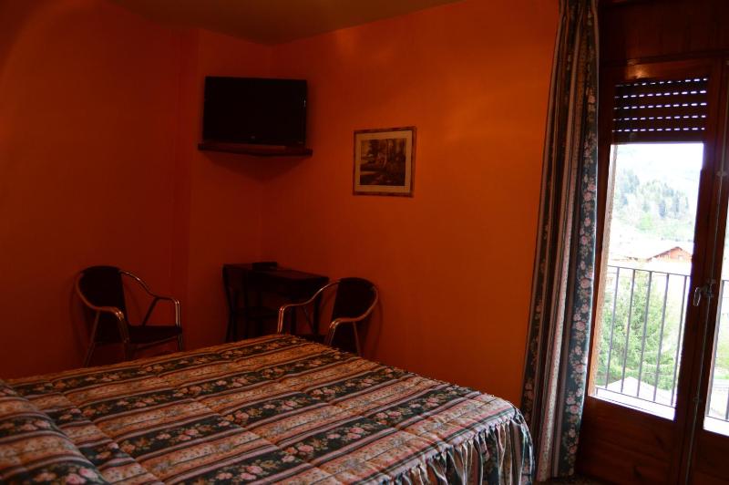 Double or Twin Room image 4