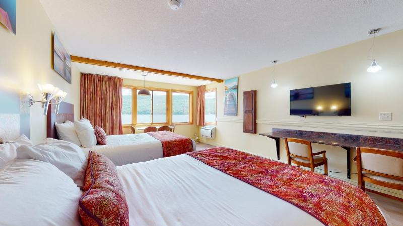 Queen Room with Two Queen Beds - Lake Front  image 3