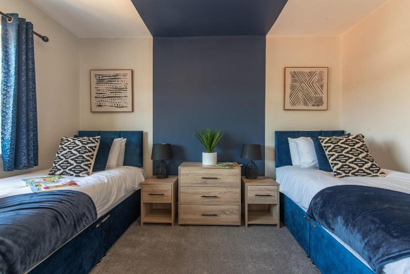 Spacious 3-Bedroom Stunning Southampton House with Garden & Parking City Centre Retreat Great for Families by Blue Puffin Stays - image 2