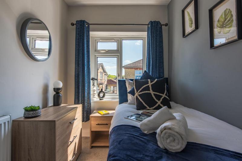 Spacious 3-Bedroom Stunning Southampton House with Garden & Parking City Centre Retreat Great for Families by Blue Puffin Stays - image 10