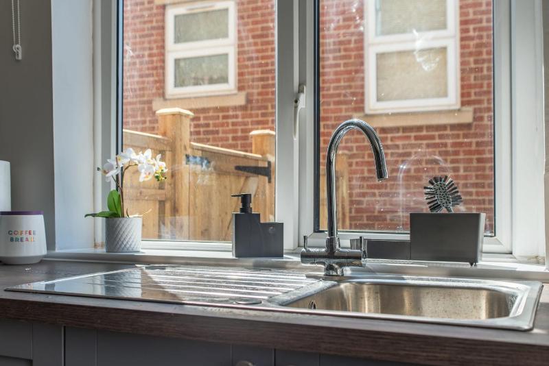 Spacious 3-Bedroom Stunning Southampton House with Garden & Parking City Centre Retreat Great for Families by Blue Puffin Stays - image 6