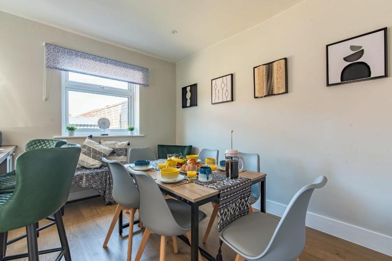 Spacious 3-Bedroom Stunning Southampton House with Garden & Parking City Centre Retreat Great for Families by Blue Puffin Stays - image 3