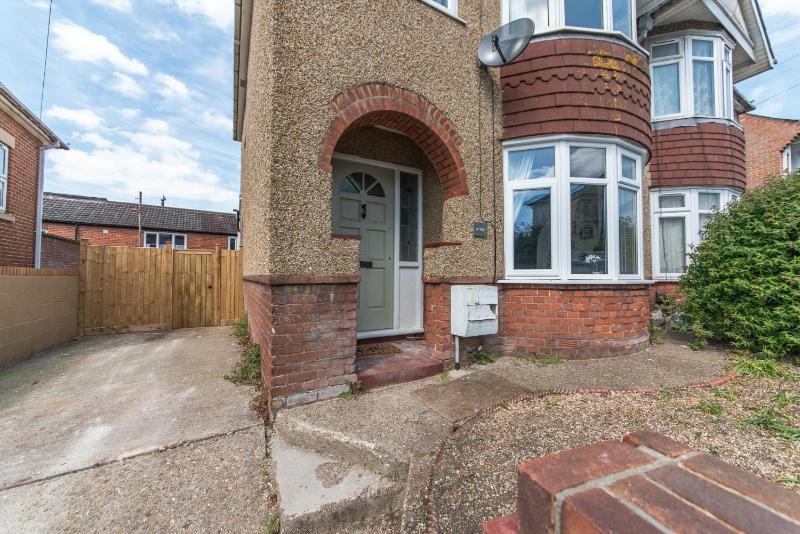 Spacious 3-Bedroom Stunning Southampton House with Garden & Parking City Centre Retreat Great for Families by Blue Puffin Stays - image 13