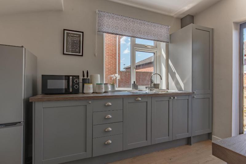 Spacious 3-Bedroom Stunning Southampton House with Garden & Parking City Centre Retreat Great for Families by Blue Puffin Stays - image 4