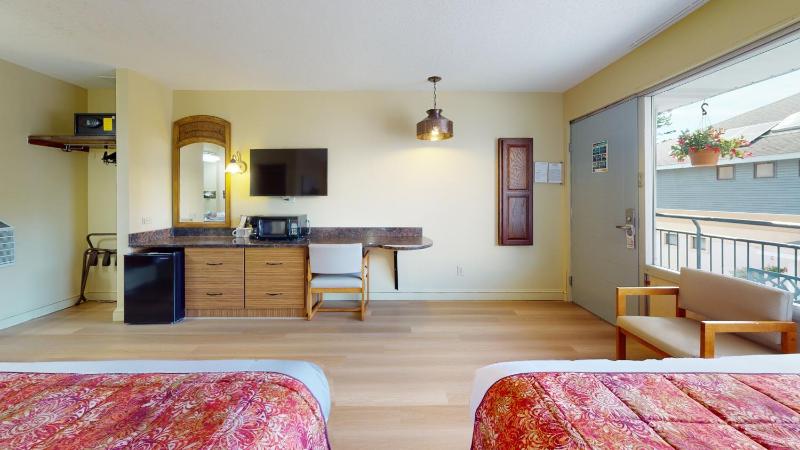 Standard Room with Two Queen Beds - North Wing image 4