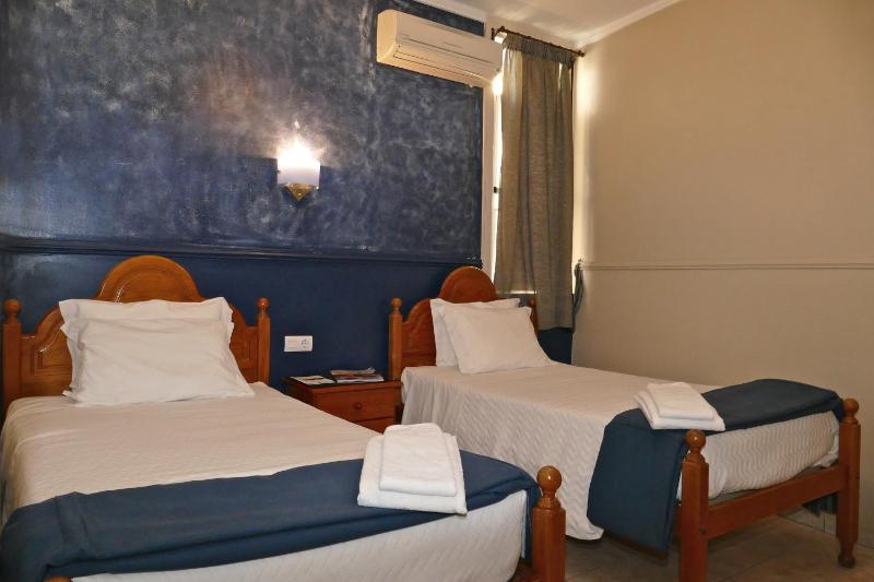 Twin Room image 3