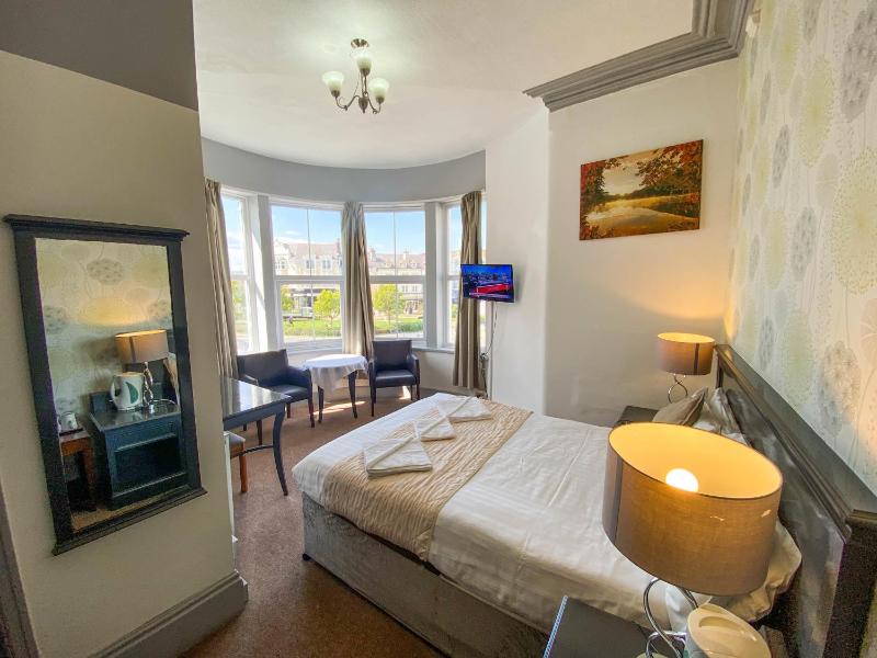 Double Room image 3