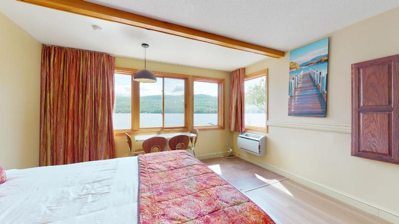Queen Room with Two Queen Beds - Lake Front  image 4