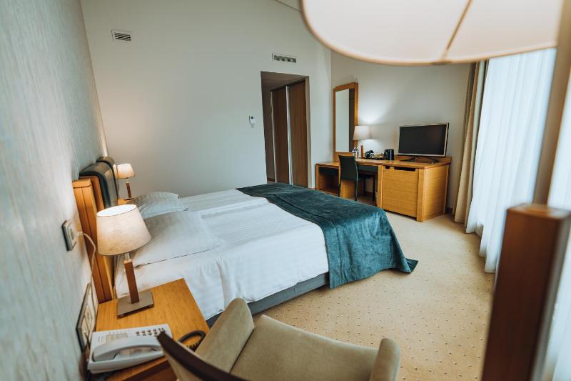 Double Room with Balcony with Spa Access image 4