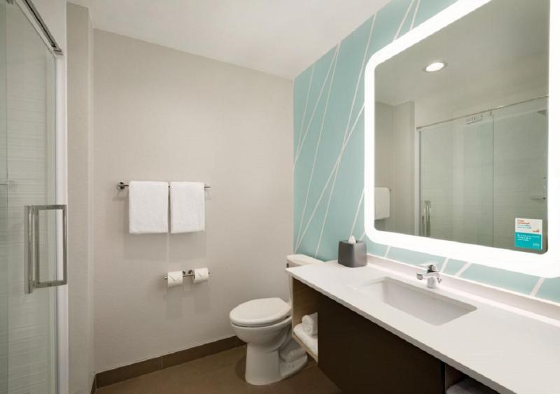 Standard King Room image 1