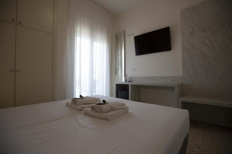Double or Twin Room with Balcony image 4