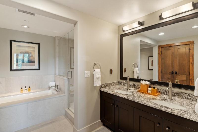 Edgemont 2504 - Luxury 'Honeymoon' Suite True Ski-in Ski-out Access & Winter Shuttle! - image 2