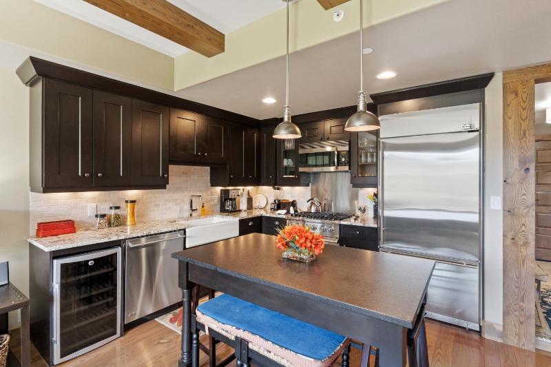 Edgemont 2504 - Luxury 'Honeymoon' Suite True Ski-in Ski-out Access & Winter Shuttle! - image 6