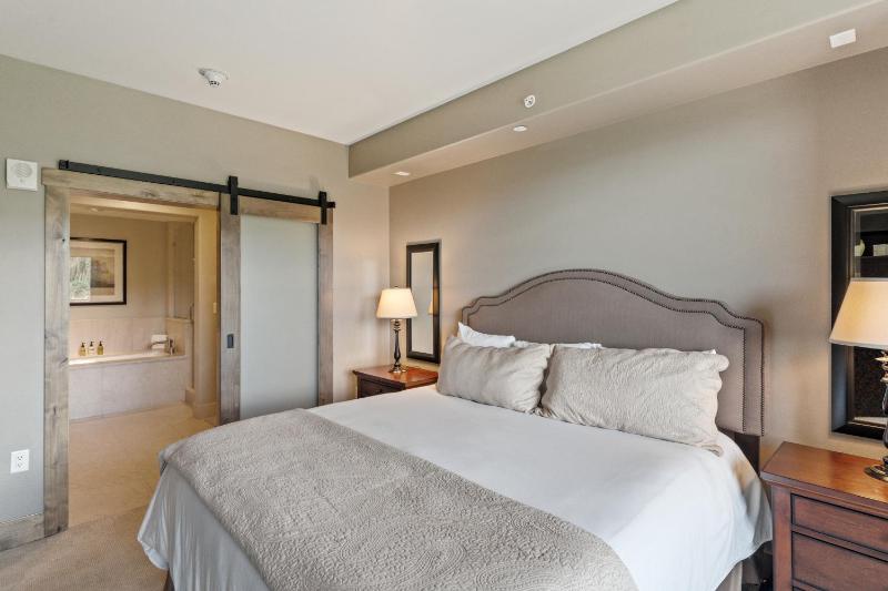 Edgemont 2504 - Luxury 'Honeymoon' Suite True Ski-in Ski-out Access & Winter Shuttle! - image 8