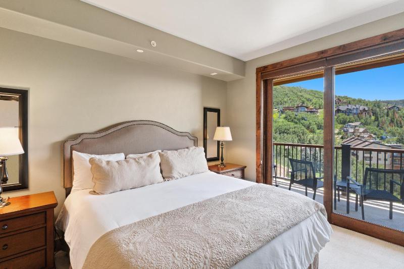 Edgemont 2504 - Luxury 'Honeymoon' Suite True Ski-in Ski-out Access & Winter Shuttle! - image 7