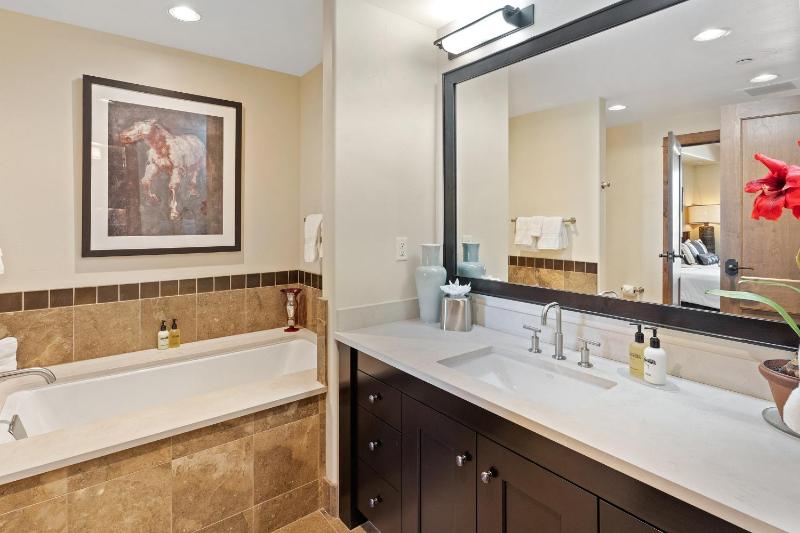 Edgemont 2603 - Luxury Condo Slope Views True Ski-in Ski-out Access & Winter Shuttle! - image 18