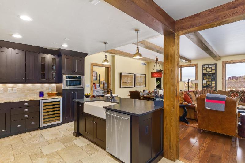 Edgemont 2603 - Luxury Condo Slope Views True Ski-in Ski-out Access & Winter Shuttle! - image 8