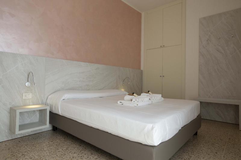Deluxe Double or Twin Room image 2