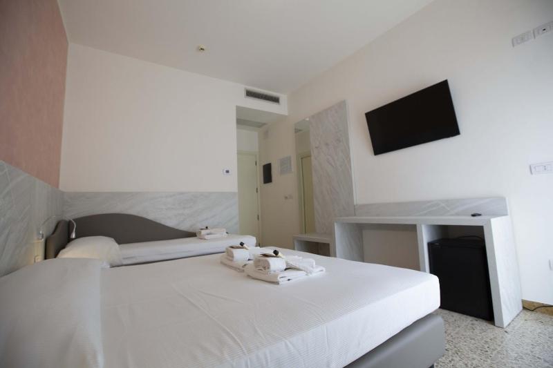 Deluxe Triple Room image 1
