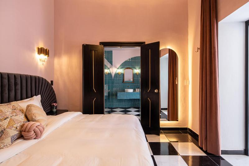 HOLT Hotel De Mi Independencia King Room - image 6