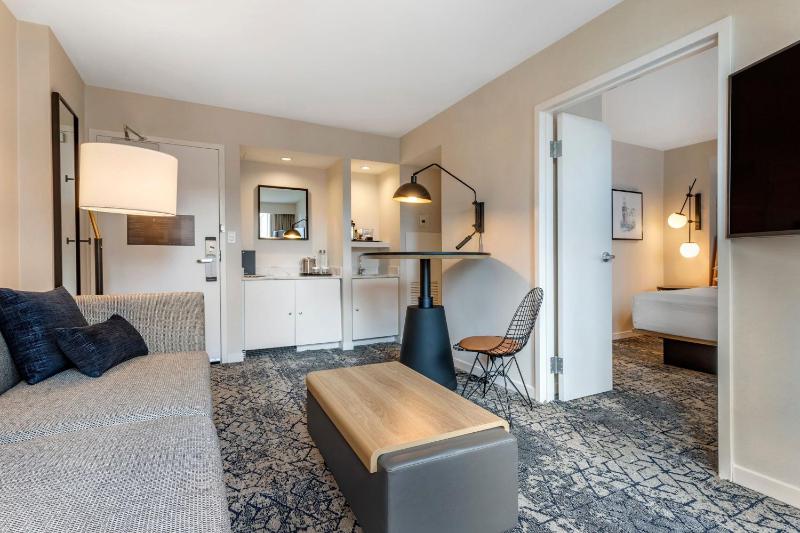1 Bedroom Suite, 1 Double, Sofa bed image 1