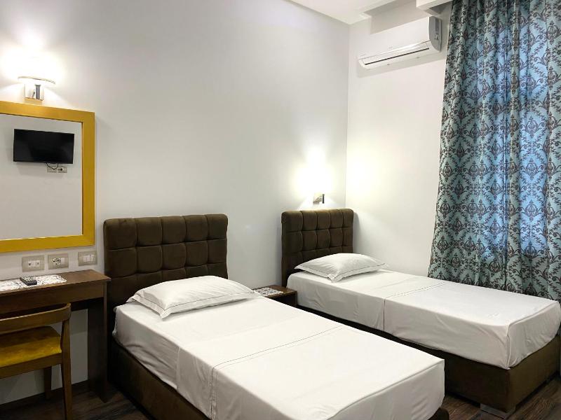 Twin Room image 3
