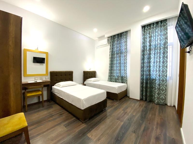 Twin Room image 4
