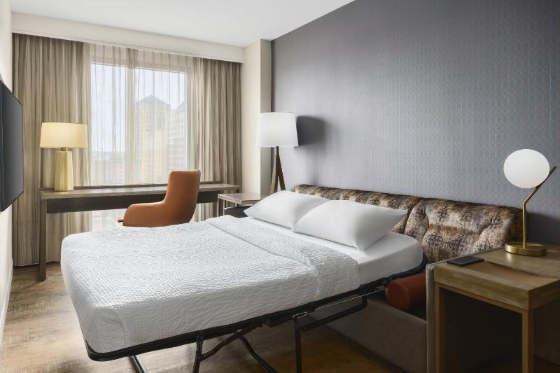 One-Bedroom Queen Suite with Sofa Bed image 3