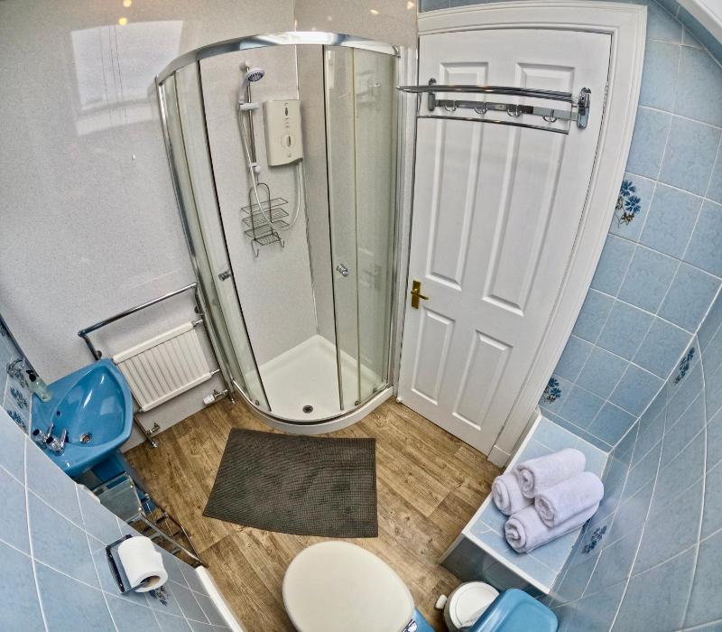 Small Double Room Ensuite image 2