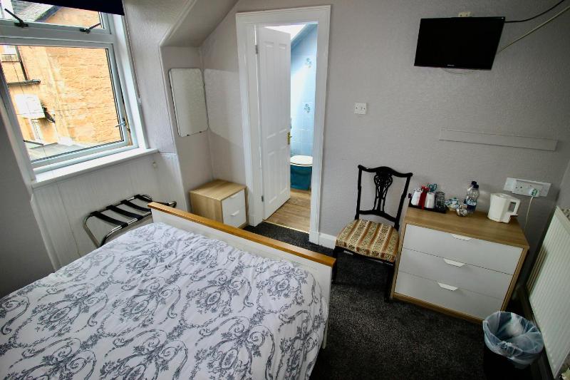 Small Double Room Ensuite image 4