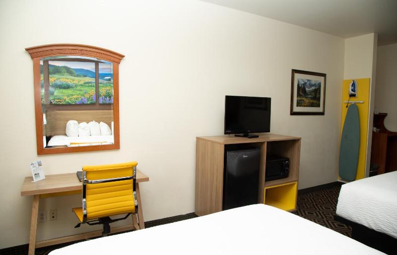Queen Room with Two Queen Beds - Non Smoking image 3