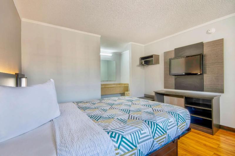 Double Room - Non-Smoking  image 3