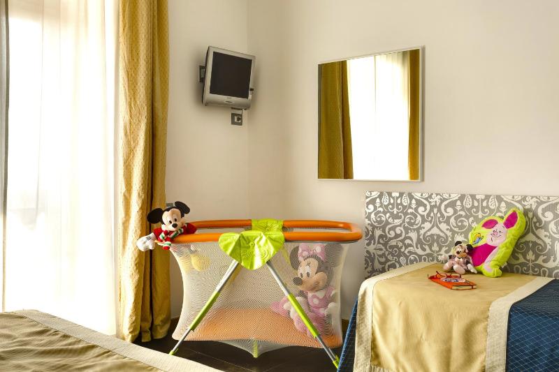 Quadruple Room image 2