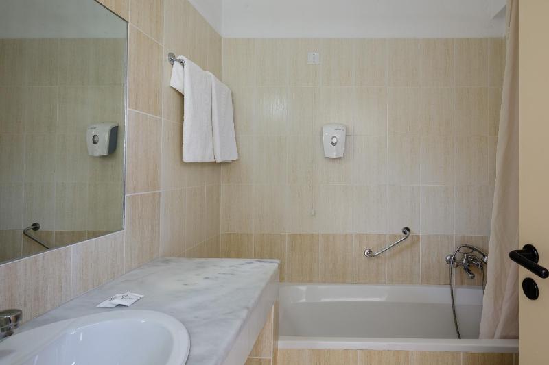 Double or Twin Room image 4