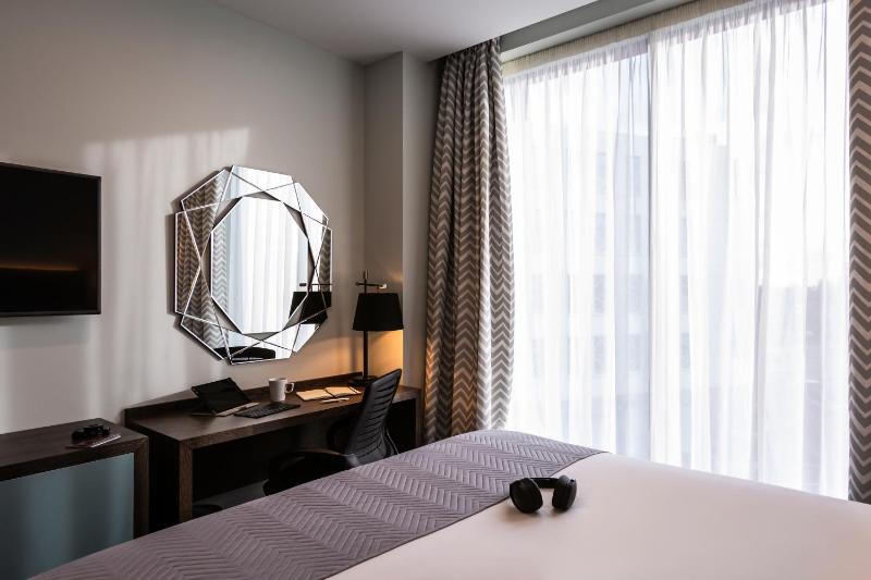 Superior King Room with Balcony image 1