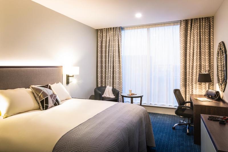 Superior King Room image 4