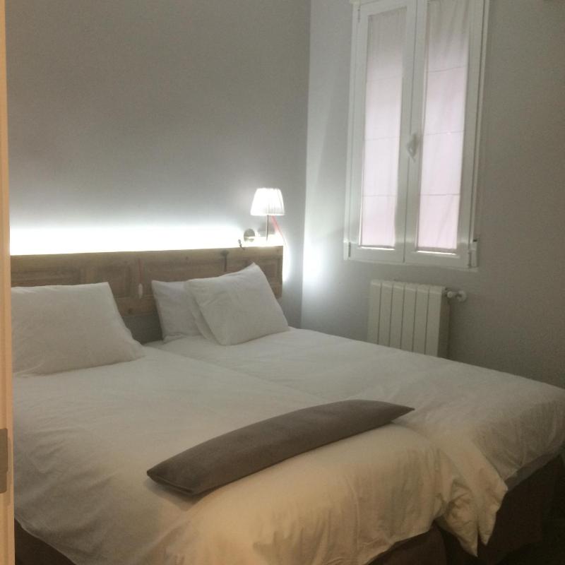 Twin Room with Private Bathroom image 3