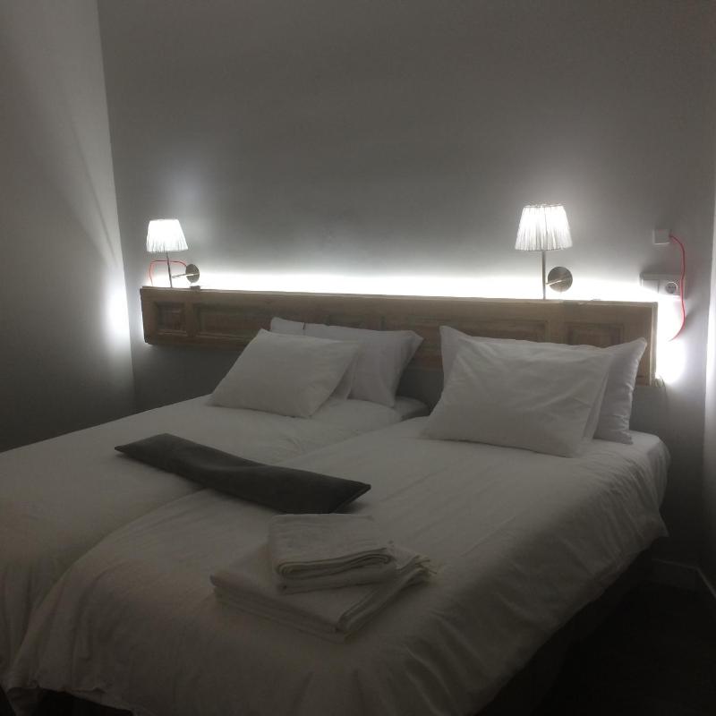 Twin Room with Private Bathroom image 3