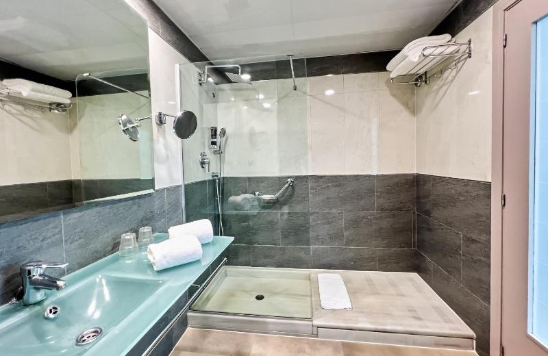 Comfort Triple Room image 3