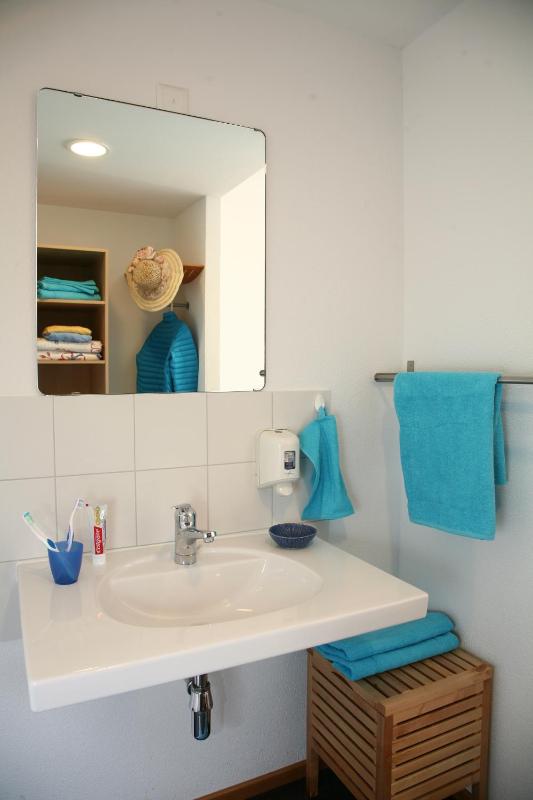 Economy Twin Room with Shared Bathroom image 2