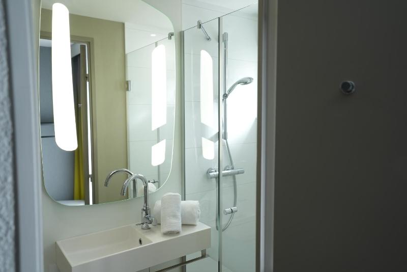 Standard Twin Room image 1