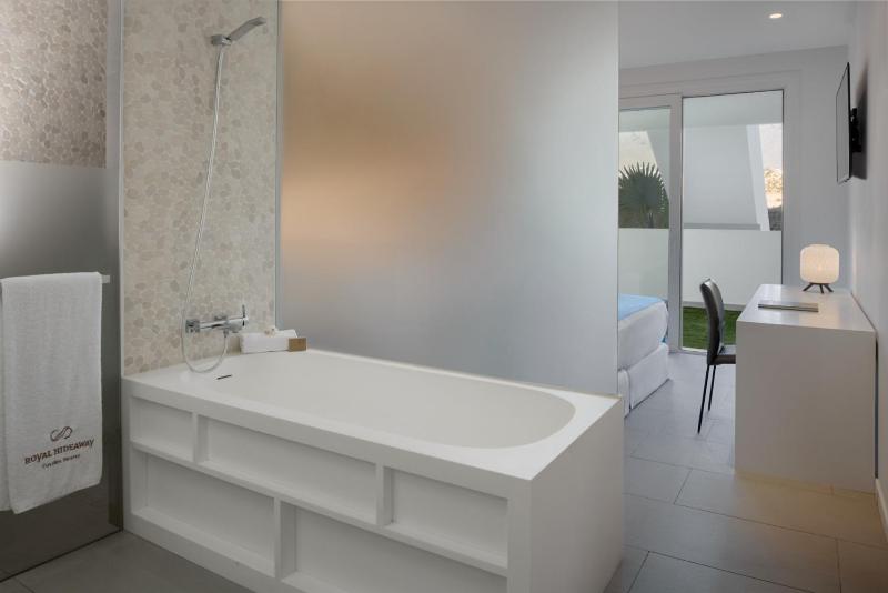 Deluxe Two-Bedroom Suite with Private Pool (2 Adults + 3 Children) image 4