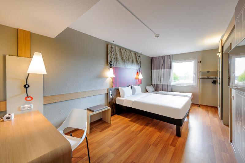 Family Room with One Double Bed and One Single Bed image 4