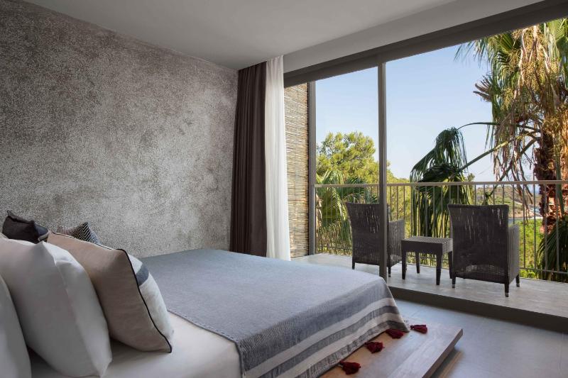 Comfort Room with Partial Sea View image 1