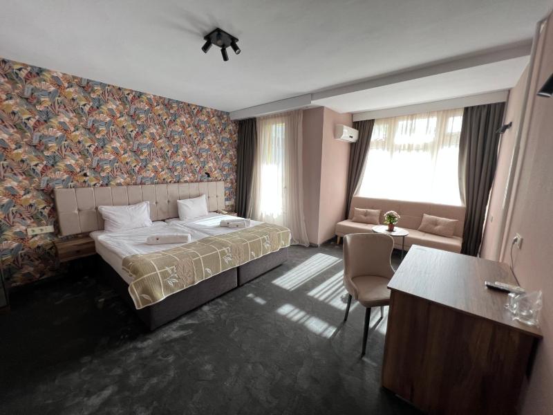 Deluxe Double Room with Balcony image 4