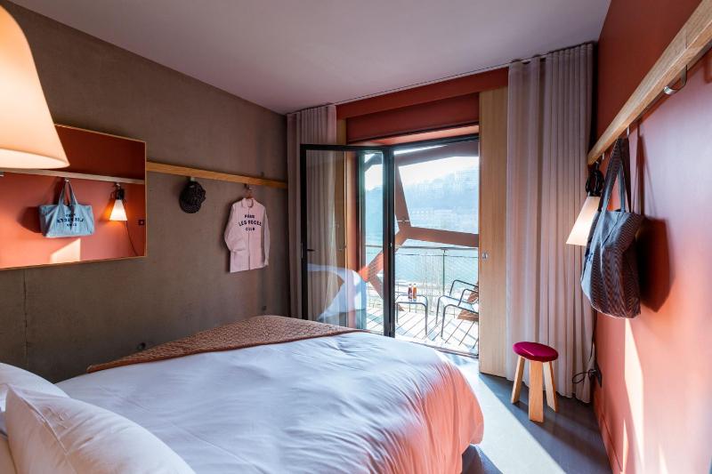 Standard Double Room with Terrace & River View image 3